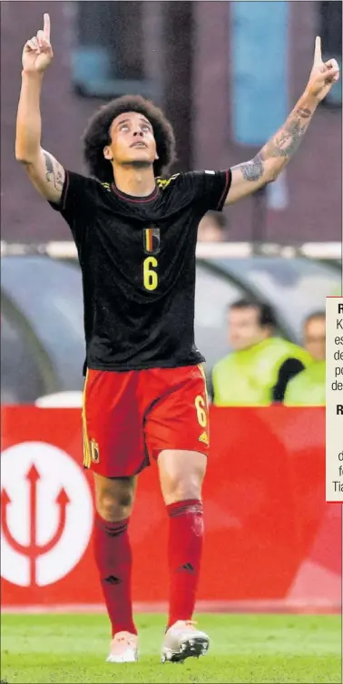  ?? ?? Witsel señala al cielo para celebrar un gol en el Bélgica-Polonia.