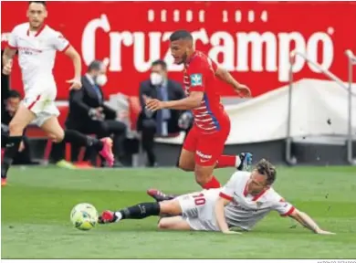  ?? ANTONIO PIZARRO ?? Rakitic se tira a ras de hierba y le arrebata el esférico a Yangel Herrera.