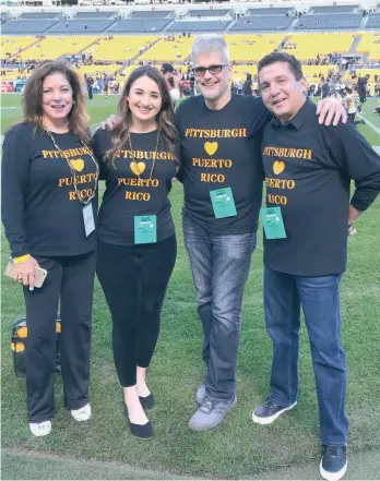  ??  ?? Rosana Elena Guernica (segunda de la izq.) en su primera visita al estadio de los Steelers.