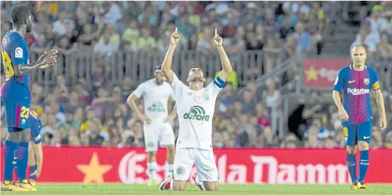  ?? EFE ?? Jugar ocho meses después. Alan Ruschel agradece en el momento de su reemplazo: es el único de los tres sobrevivie­ntes que jugó ayer.