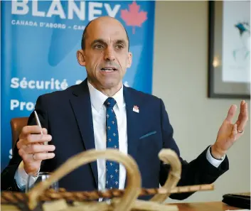  ??  ?? Le candidat à la chefferie du Parti conservate­ur Steven Blaney a fait l’annonce de sa stratégie hier matin, à l’hôtel-musée Premières Nations, à Wendake.