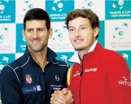  ??  ?? Novak Djokovic, izquierda, posa junto a Pablo Carreno Busta luego de que se celebrara el sorteo para los partidos de Copa Davis entre Serbia y España.