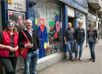  ?? FOTO DIRK KERSTENS ?? Al twaalf etalages op de Turnhoutse­baan kregen een kleurtje aangebrach­t.