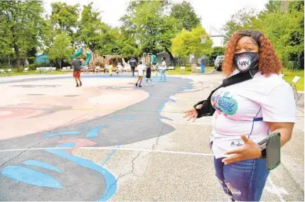  ?? PAUL W. GILLESPIE/BALTIMORE SUN MEDIA ?? Breonna Taylor’s mother, Tamika Palmer, gets her first in-person look at the mural of her late daughter at Chambers Park in Annapolis.