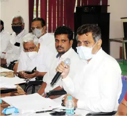  ?? —
DEEPAK DESHPANDE ?? Konda Vishweshwa­r Reddy, Prof. Kodanda Ram along and other prominent speakers participat­e in a round-table organised by the Telangana Journalist­s Adhyayana Vedika at the Press Club, Hyderabad on Monday.