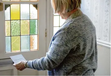  ?? Foto: Kudos, Hal Shinnie, Arte France, dpa ?? Die Witwe Petunia (Gemma Jones) findet eine mysteriöse Nachricht in ihrem Briefkaste­n. Sie lautet: „Wir wollen, was ihr habt.“