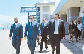  ??  ?? El gobernador Ricardo Rosselló, al centro, hizo el anuncio junto a directivos de la Autoridad de los Puertos y de Royal Caribbean.