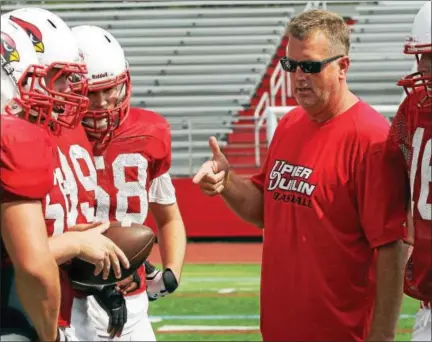  ?? BOB RAINES — DIGITAL FIRST MEDIA ?? Coach Bret Stover sets up a play during practice when both of his sons were on the team.