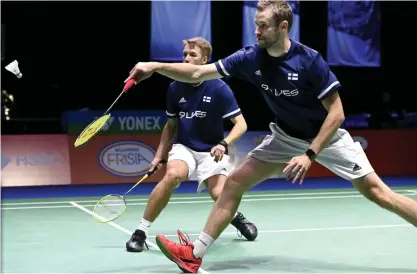  ?? FOTO: /HEIKKI SAUKKOMAA/LEHTIKUVA ?? ■
Jesper Paul (bakom) och Anton Kaisti tog Finlands enda seger i lag-VM i badminton.