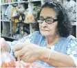  ??  ?? Guadalupe Tercero lleva 60 años trabajando en el mercado.