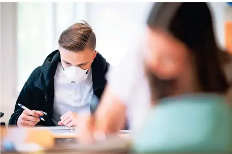  ?? FOTO: DPA ?? Unterricht mit Maske: Für Schüler ist das längst zur Gewohnheit geworden.