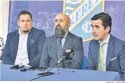  ?? ,MANUEL ARANDA ?? Juan Luis Gil, junto a Jorge Garrido y el abogado José Cepero.