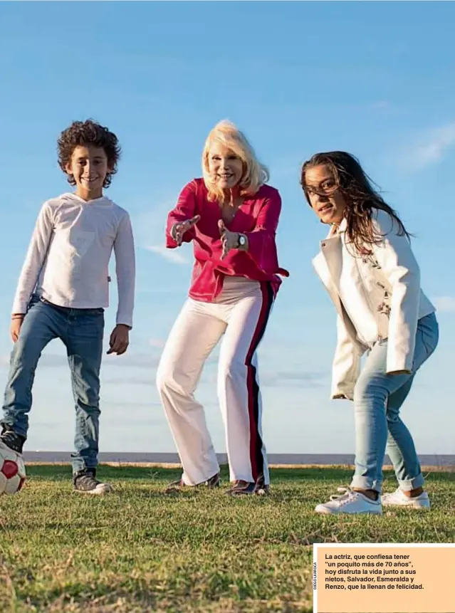  ??  ?? La actriz, que confiesa tener “un poquito más de 70 años”, hoy disfruta la vida junto a sus nietos, Salvador, Esmeralda y Renzo, que la llenan de felicidad.