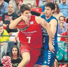  ?? FOTO: EFE ?? Jonathan Barreiro avanzando con el balón en un partido con el Tecnyconta Zaragoza