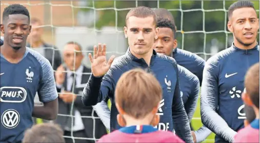  ??  ?? DE LA DECISIÓN A LA ACCIÓN. Griezmann es el foco de atención en la previa del debut de Francia ante Australia.