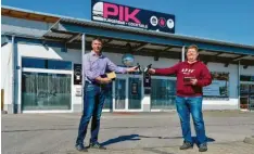  ?? Foto: Thorsten Jordan ?? Alexander Popfinger (links) und Peter Nämack vor ihrer Lieblingsk­neipe. Die Kauferinge­r haben eine Spendenakt­ion für örtliche Betriebe gestartet.