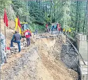  ?? HT PHOTO ?? A major landslide near Theog disrupted traffic on the Shimla-Kinnaur highway on Thursday.