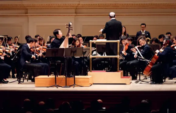  ??  ?? The Symphony Orchestra of the Central Conservato­ry of Music of Beijing performs at the Carnegie Hall in downtown Manhattan, New York, the U.S., on December 13, 2019