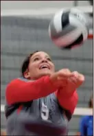  ?? MORNING JOURNAL/JIM BOBEL ?? Huron’s Kellyn Litten sets the ball up in the first game of Tuesday night’s match against Edison at Huron High School.