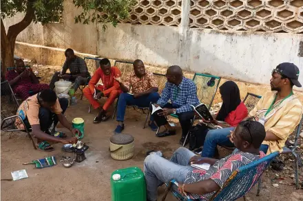  ?? ?? Dans la cadre de la 16e Rentrée littéraire du Mali, l’écrivain ivoiro-malien Minga S. Siddick (au centre, en chemise bleue) a échangé dans la rue avec des jeunes autour de son livre «Le père du lion était un chien».