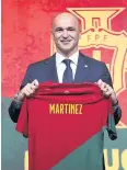  ?? REUTERS ?? New boss Roberto Martinez poses with his Portugal shirt.