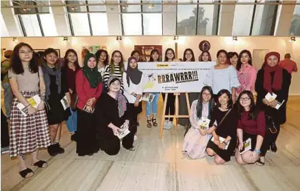  ?? [FOTO ZULFADHLI ZULKIFLI/BH] ?? Sebahagian pelukis wanita yang menyertai RRRAWRRR!!! Maybank’s Women Artists Show 2018 di Balai Seni Maybank, Kuala Lumpur.