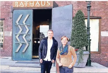  ?? RP-FOTO: NIC ?? Anja Schlepphor­st (Vermessung­stechnik) und Robin Götze (Verwaltung­sfachanges­tellter) absolviere­n aktuell ihre Ausbildung bei der Stadt Düsseldorf.