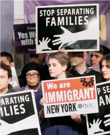  ?? ARCHIVO ?? Activistas protestan contra los planes que han separado o podrían mantener separadas a familias inmigrante­s.