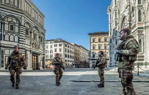  ?? (foto di Massimo Sestini) ?? L’esercito presidia piazza Duomo vuota per l’emergenza coronaviru­s