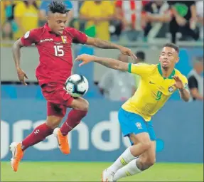  ??  ?? El brasileño Gabriel Jesús marca de cerca al venezolano Jhon Murillo, en el empate sin goles de anoche