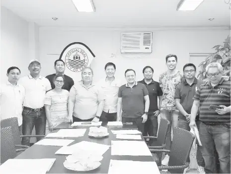  ??  ?? The Cebu City Sports Commission under the leadership of chairman Edward Hayco and vice chairman Lorenzo ‘Chao’ Sy spend some hearty moments during their first Board meeting yesterday under a new set-up as mandated by Cebu City Mayor Edgard Labella. CAECENT NO-OT MAGSUMBOL