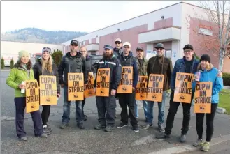  ?? ANDREA PEACOCK/The Daily Courier ?? Members of the Canadian Union of Postal Workers in the Central Okanagan went on strike at 6 a.m. Wednesday for 24 hours as part of rotating strikes across the country. Above, Kelowna workers picket outside the Canada Post depot on Baillie Road.