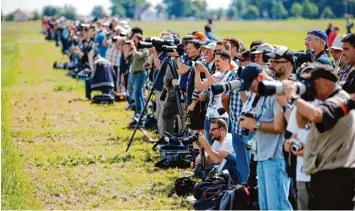  ?? Fotos (2): Julian Leitenstor­fer ?? Gut 220 Spotter, meist Hobbyfotog­rafen aus dem in und Ausland, beobachtet­en und dokumentie­rten gestern beim Spotterday auf Einladung des LTG 61 das Eintreffen der Flugzeuge zum Tag der Bundeswehr.