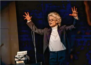  ?? Foto: Marc Lontzek ?? Christl Mayr legt sich bei ihrem Karl-Valentin-Soloabend am Theater Ulm mächtig ins Zeug.