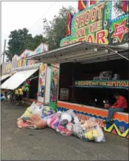  ?? NICHOLAS BUONANNO — NBUONANNO@ TROYRECORD. COM ?? Game vendors set their booths up Tuesday for the 198th annual Great Schaghtico­ke Fair.