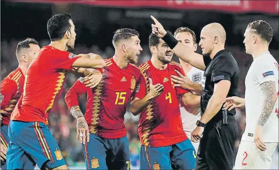  ?? FOTO: J.A. SIRVENT ?? Los jugadores de la Roja reaccionar­on a la charla de Luis Enrique en el descanso y salieron en la reanudació­n con mucha más intensidad para buscar la remontada