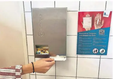  ?? FOTO: MOKWA ?? Nicht nur in Düsseldorf gibt es Tampons und Binden an Schulen kostenlos – auch am Niederrhei­n in Kevelaer hat die Verwaltung ein Pilotproje­kt gestartet. Dort gibt es Menstruati­onsartikel an solchen Automaten.