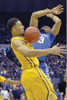  ?? BILL FEIG — THE ASSOCIATED PRESS ?? LSU forward Ben Simmons, left, and Kentucky guard Isaiah Briscoe (13) battle for control of a rebound in the first half Tuesday in Baton Rouge, La.