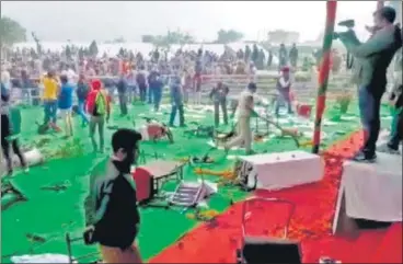 ?? ANI ?? Police disperse the protesting farmers from the venue where Haryana CM Manohar Lal Khattar was scheduled to hold a Kisan Mahapancha­yat at Kaimla village in Karnal on Sunday.
