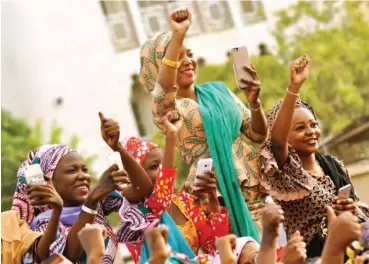  ??  ?? Fulani Siddiqa the emir’s daughter and others cheering the monarch at Hawan Dorayi durbar