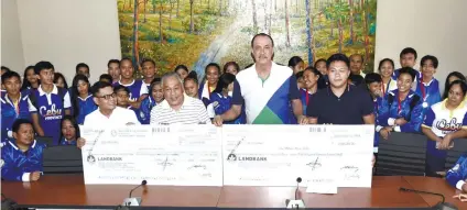  ?? SUNSTAR FOTO / ALAN TANGCAWAN ?? FUNDS. PSC Commission­er Ramon Fernandez (3rd from left) turned over the P2million budget to the Cebu Province as an incentive for placing fifth overall in the Philippine National Games. CPSC chief Ramil Abing (left) and Gov. Hilario Davide III (second from left) were present in the turnover.