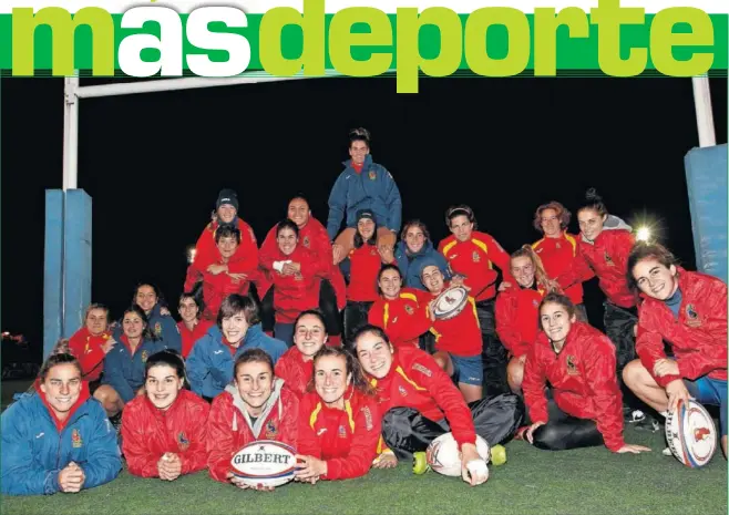  ??  ?? ESPERANZA. Las Leonas posan durante un entrenamie­nto antes de viajar a Escocia, donde confían en traerse un gran resultado del partido de ida del playoff.