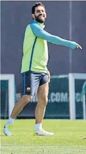  ?? CÉSAR RANGEL ?? Tensión y distensión. La seriedad de David López, el jefe de la defensa del Espanyol, contrasta con la diversión de Messi, referente
del Barça, antes del derbi