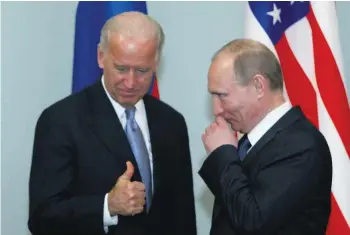  ?? FOT. ALEXANDER ZEMLIANICH­ENKO / ASSOCIATED PRESS ?? •
Joe Biden i Władimir Putin w Moskwie, 10 marca 2011 r.