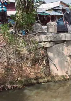  ??  ?? Air Sungai Kim Kim keruh dan hitam lima hari lalu. Gambar kanan, tompokan minyak dan bau busuk seperti didakwa penduduk tidak kelihatan di Sungai Kim Kim kerana hujan lebat kelmarin.