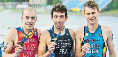  ?? FOTO: EFE ?? Alarza, a la izquierda, con la medalla de plata. En el centro el campeón de Europa Le Corre y a la derecha el belga Van Riel