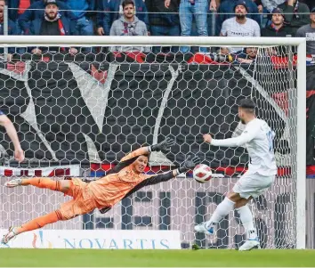  ?? FRESHFOCUS ?? Basel-goalie Heinz Lindner pariert den Penalty von Luzerns Samuele Campo.