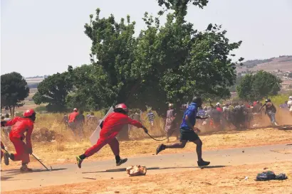  ?? Picture: Nigel Sibanda ?? ON THE RUN. Red Ants chase community members in Unaville yesterday.