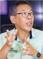  ??  ?? IN THE ‘HOTSEAT’– Otso Diretso senatorial candidate Chel Diokno lays out his campaign platform before editors of Manila Bulletin Tuesday. (Albert Garcia)