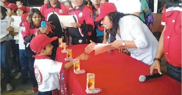  ??  ?? La alcaldesa González Figueroa resaltó la labor de los servidores públicos en el curso infantil.